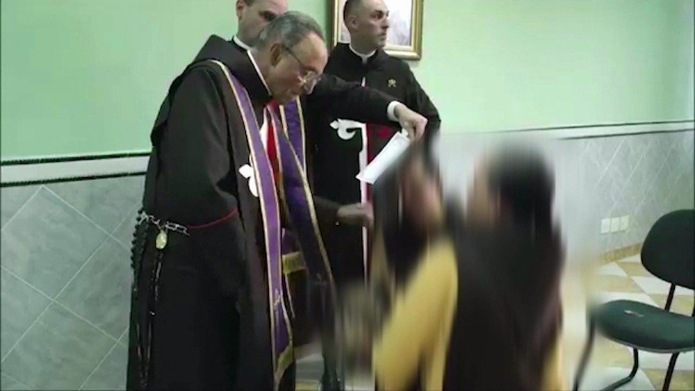 Vídeos mostram líder dos Arautos do Evangelho dando tapas em adolescentes — Foto: Reprodução/TV Globo