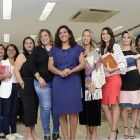 Líderes e pastoras com Jaqueline Moraes, no centro de vestido azul Imagem: Reprodução