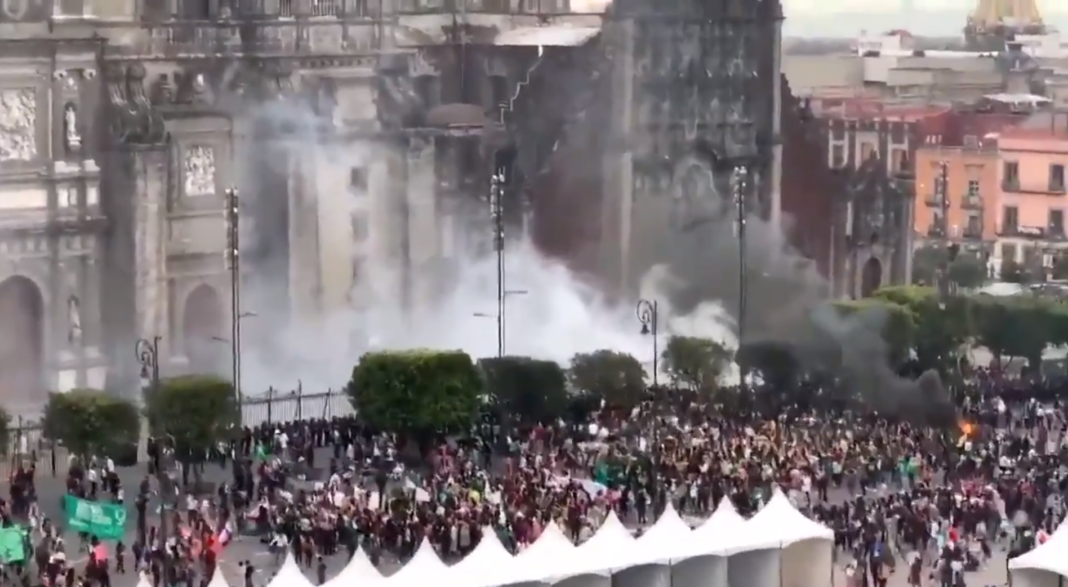 Catedral Metropolitana do México sendo atacada por feministas. Foto: Reprodução