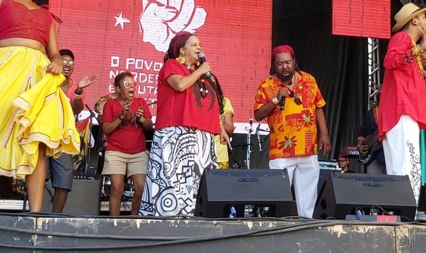 Mãe de Santo Elizabeth de Oliveira discursou durante o Festival Lula Livre, em Pernambuco. (Foto: Foto: Douglas Hacknen/Portal de Prefeitura)