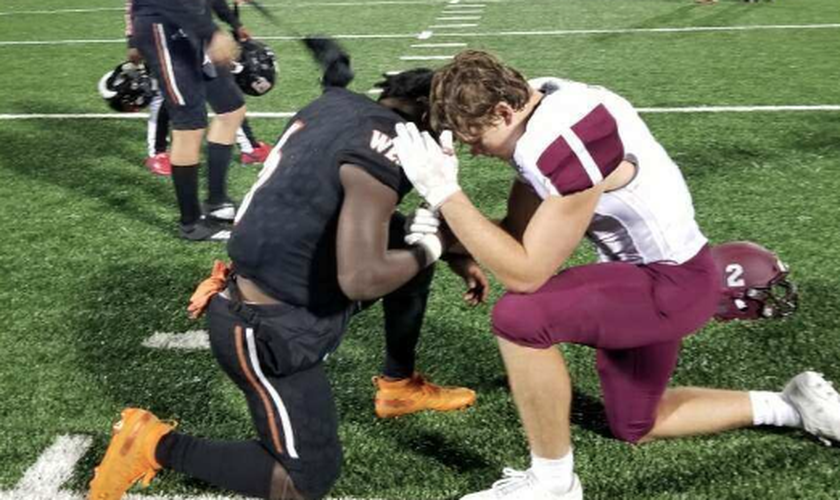Os atletas Gage Smith e Ty Jordan oraram juntos após jogo de futebol americano. (Foto: Takka Jordan)