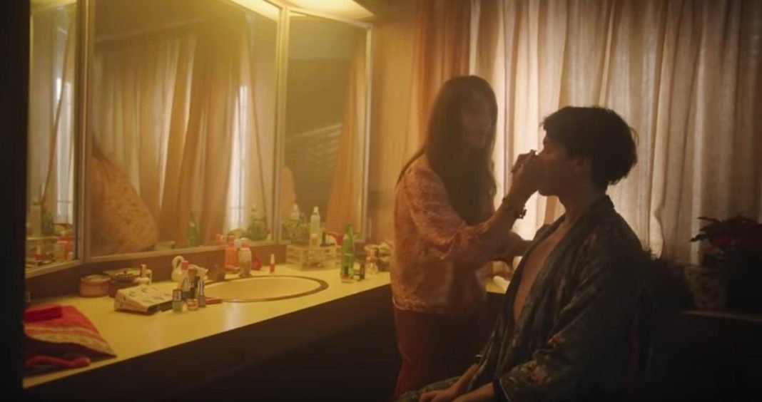 Cena do comercial da Sprite mostra a mãe maquiando o filho trans.