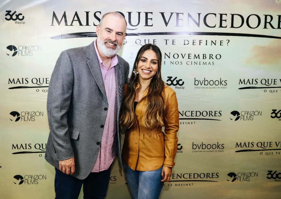 Alex Kendrick e Gabriela Rocha na sessão exclusiva do filme 