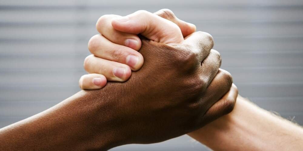 Branco e negro de mãos dadas