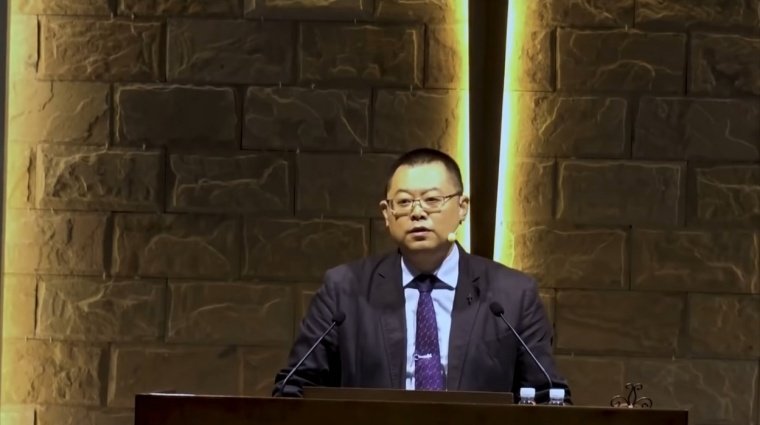 Pastor Wang Yi em um sermão na Igreja do Convênio da Chuva Precoce em Chengdu, China.
