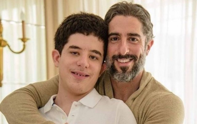 Apresentador Marcos Mion e seu filho Romeo.