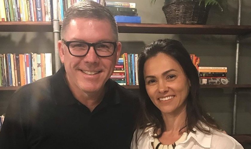 Suzana Alves comemora final de curso de pregação, ao lado do Pr. Ed René Kivitz. (Foto: Reprodução/Instagram)