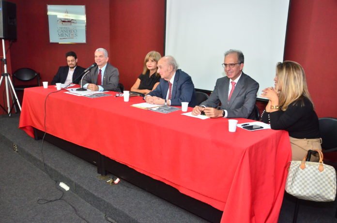Da esquerda para a direita - Dr. Victor Pimentel, Dr. Gilberto Garcia, Dra. Rita Cortez, Professor Candido Mendes, Dr. João Theotonio, e, Dra. Guiomar Mairovitch. (Foto: Raul Moraes)
