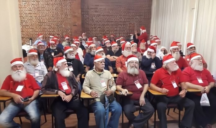 Em época de crise, idosos participam de curso de Papai Noel