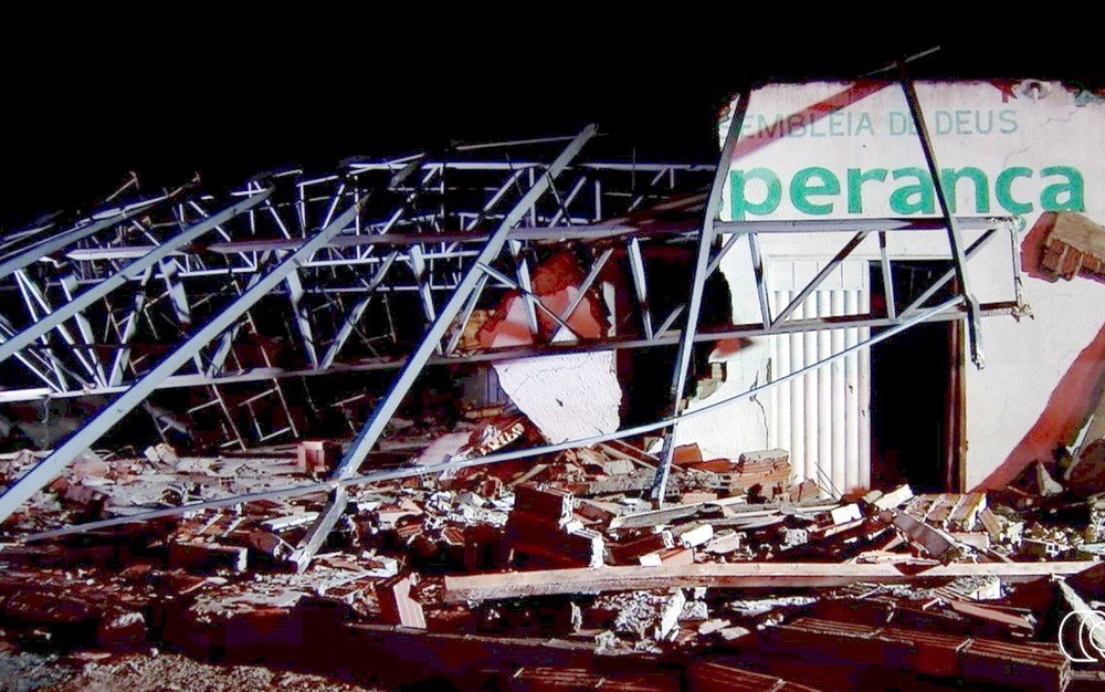 Temporal faz igreja desabar em Aparecida de Goiânia (GO) — Foto: Reprodução/TV Anhanguera