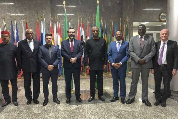 Os deputados federais e pastores evangélicos Marco Feliciano (3º da esq. à dir.) e Márcio Marinho (6º) acompanham o chanceler Ernesto Araújo em giro recente pela África. Foto: MRE / BBC News Brasil