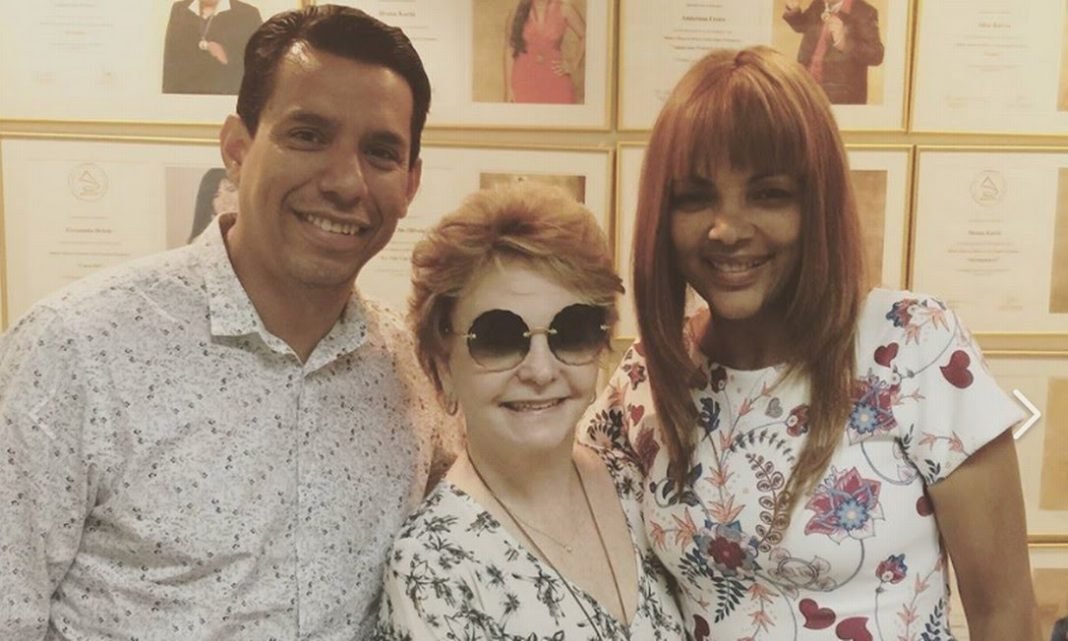 Yvelise de Oliveira entre Flordelis e o pastor Anderson