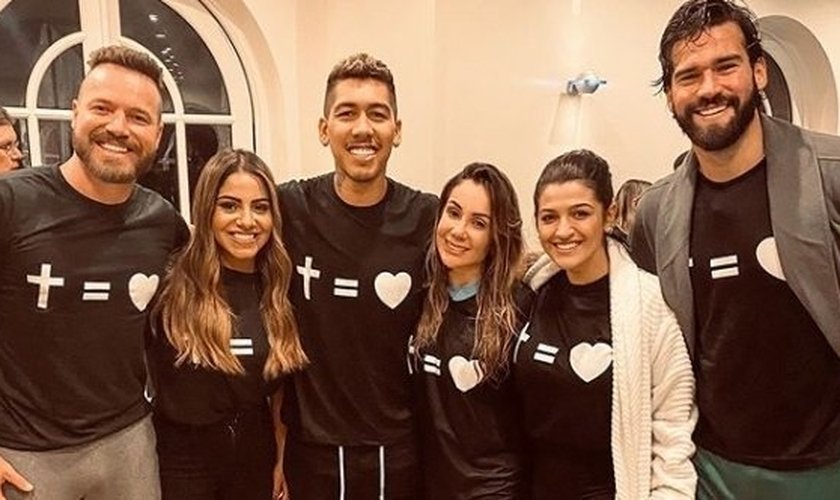 Em seu batismo, Roberto Firmino contou com a presença de sua esposa, Larissa Pereira, do parceiro de time Alisson Becker e da cantora Gabriela Rocha. (Foto: Instagram)