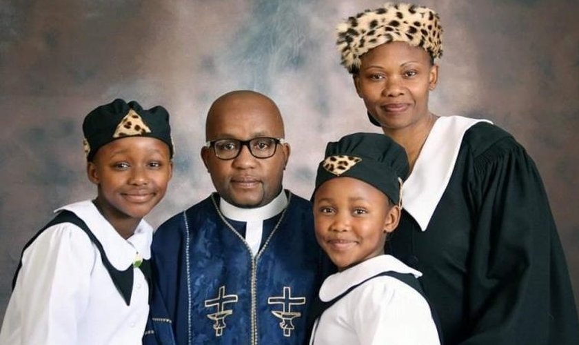 O pastor Bassie Jackals e sua família. (Foto: Reprodução/Facebook)