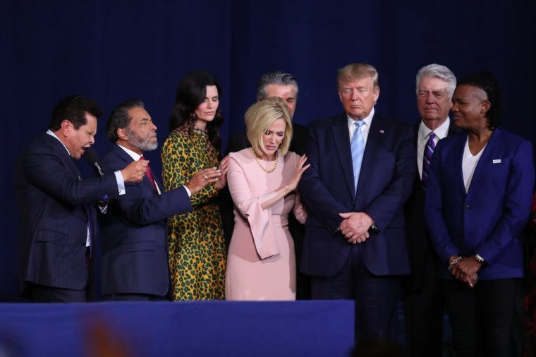 Os líderes religiosos oram pelo presidente Donald Trump durante um evento de campanha 'Evangélicos para Trump', realizado no Ministério Internacional Rei Jesus em 3 de janeiro de 2020, em Miami, Flórida.