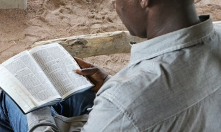 Cristão lendo a Bíblia
