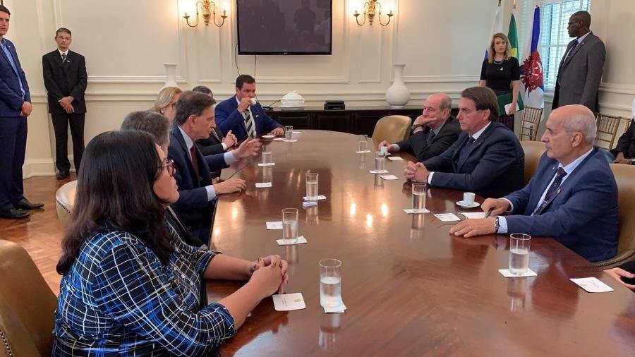 O prefeito do Rio, Marcelo Crivella, e o presidente Jair Bolsonaro durante reunião no Palácio da Cidade Imagem: Reprodução/Twitter/Palácio do Planalto
