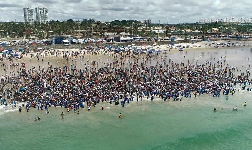 Igreja leva milhares de pessoas para serem batizadas na praia de Jaguaribe, em Salvador. (Foto: Reprodução/G1)