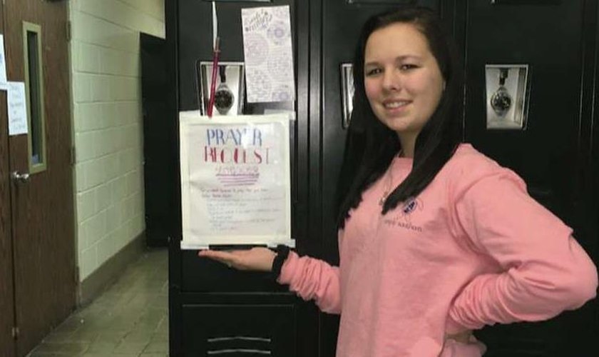 Brianna Farris criou um espaço no armário da escola para colegas depositarem pedidos de oração.