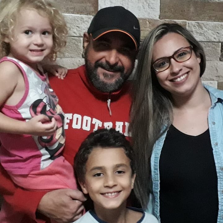 Cantor Ivanilson Pontes, com seus três filhos, faleceu vítima de câncer (Foto: Reprodução)
