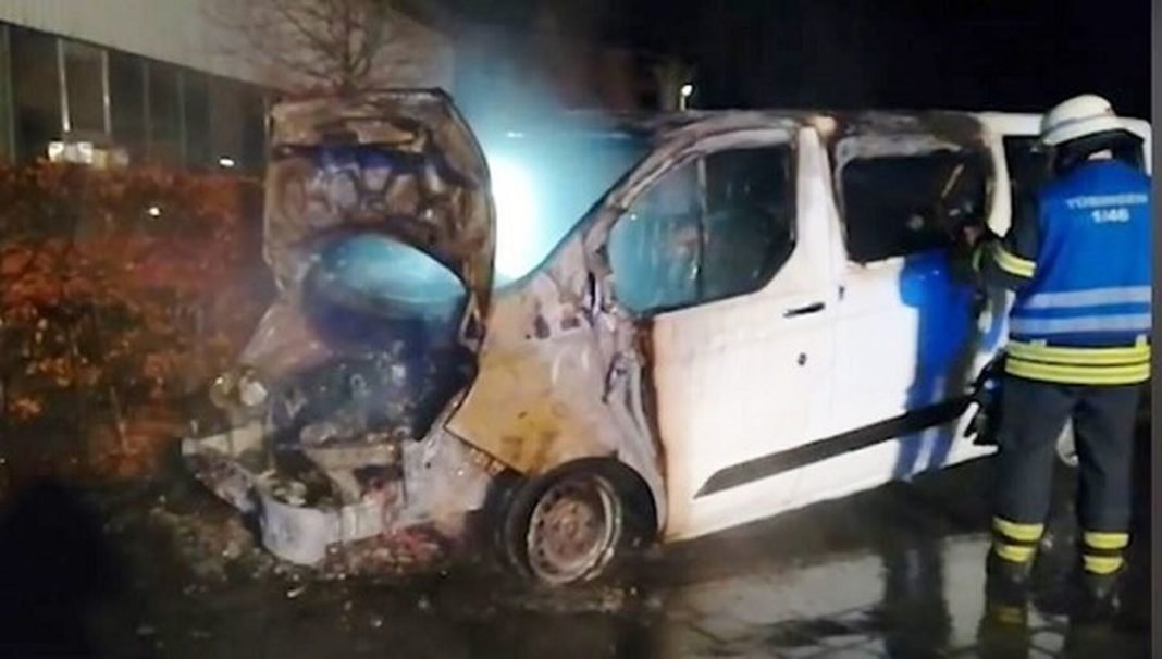 Feministas incendiaram veículo e picharam igreja evangélica na Alemanha