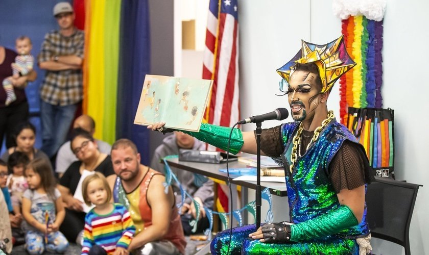 O momento de histórias contadas a crianças por Drag Queens era restrito às bibliotecas públicas nos EUA, porém agora, escolas públicas também estão aderindo ao programa. (Foto: The Seattle Times)