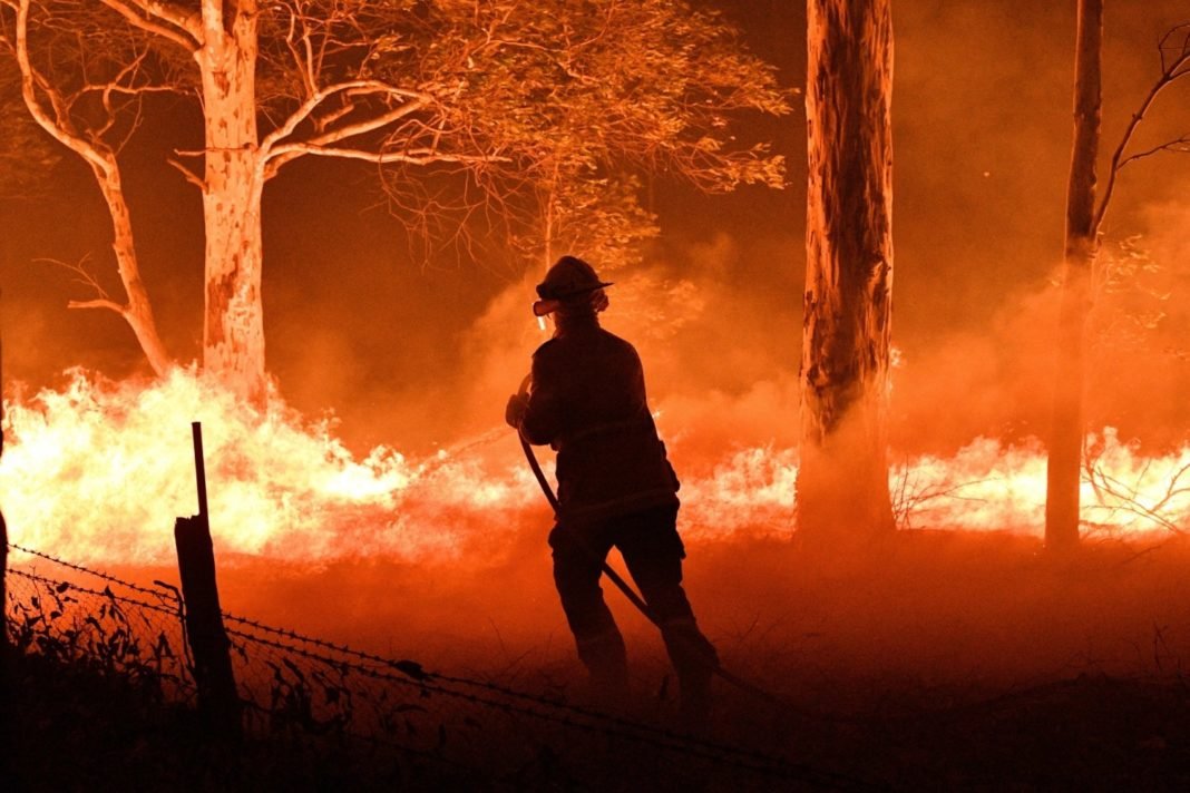 Bombeiros se arriscam para combater incêndio na Austrália