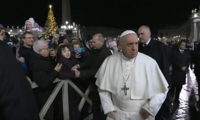 Papa Francisco irritado após dar tapa na mão de uma fiel que o puxou