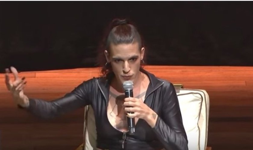 O travesti Vitor Zaparoli Borgheresi usa o nome social Amanda Palha e é militante dos movimentos LGBT e feminista, além de autor de obras comunistas. (Imagem: Youtube)