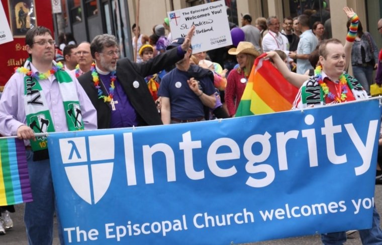 O grupo de defesa LGBT da Igreja Episcopal Integrity USA desfila nesta foto enviada ao Facebook em março de 2012. | Facebook / Integridade EUA