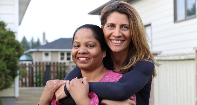 Asia Bibi e a jornalista Anee-Isabelle Tollet. / Foto: Thomas François