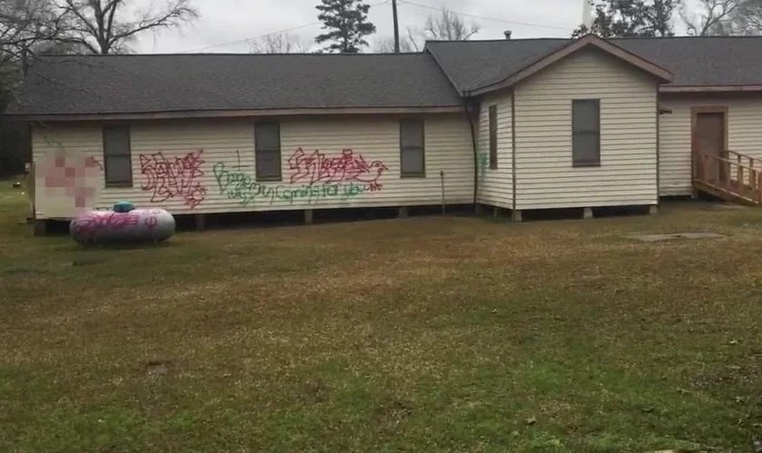 Fachada da igreja pichada com mensagens ameaçadoras. (Foto: Reprodução/KLTV)