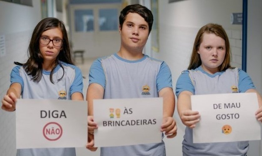 Alunos posam com pedido para que colegas recusem brincadeiras perigosas. (Foto: Davner Toledo / Notícias Adventistas)