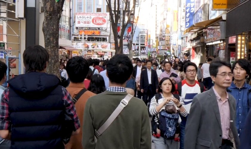 Japoneses caminham nas ruas de Tóquio, capital do Japão