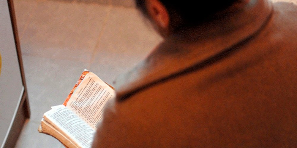 Cristã ex-muçulmana lendo a Bíblia