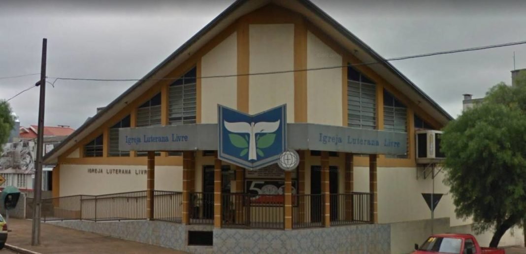 Igreja Luterana Livre Central foi incendiada por criminosos em Campo Mourão, no Paraná