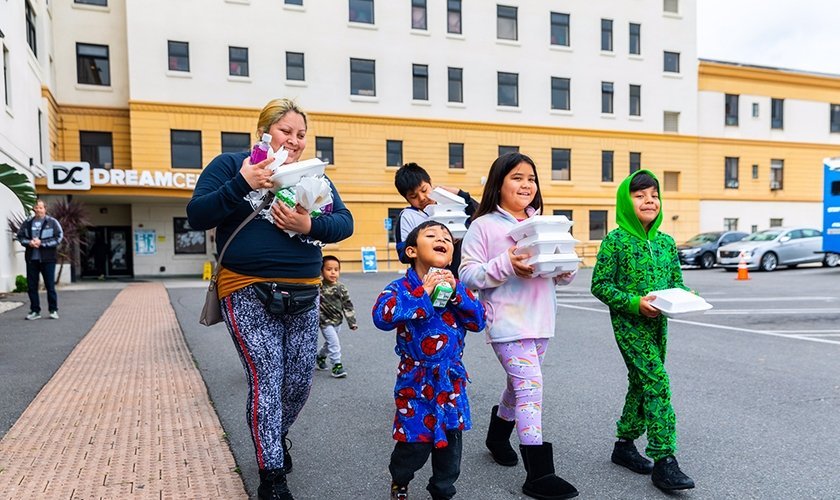 Família recebe refeições no Dream Center, fundado pela igreja Angelus Templus. (Foto: Dream Center)
