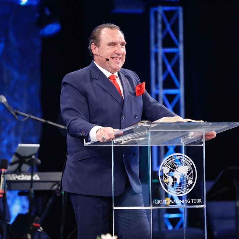 Pastor Rodney Howard-Browne, é líder da Revival International Ministries e The River Church, na Flórida.
