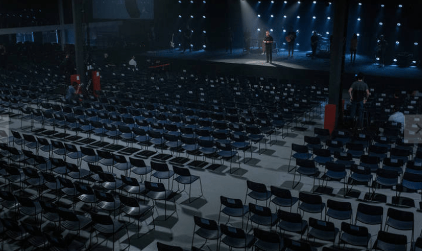 Pastor Ed René Kivitz pregando para a igreja vazia e com transmissão de culto pela internet.