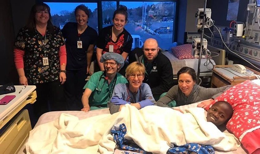 Robert com a equipe médica após a cirurgia, nos EUA. (Foto: Reprodução/UGCN)