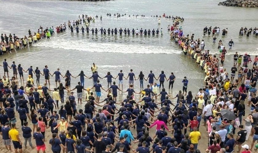 Mais de 500 pessoas foram batizadas no Litoral Norte de Pernambuco. (Foto: Instagram/Pr. Arthur Pereira)