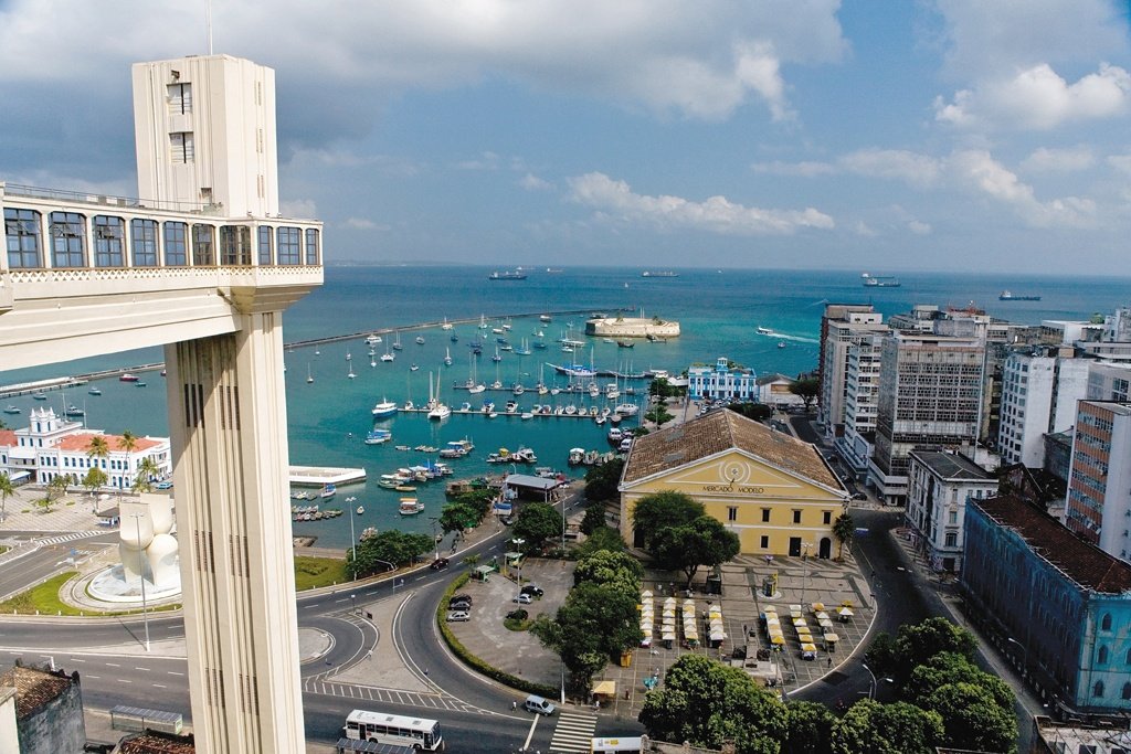 Vista do Elevador Lacerda, Forte de São Marcelo, Baía de Todos os Santos e Mercado Modelo, em Salvador, Bahia.