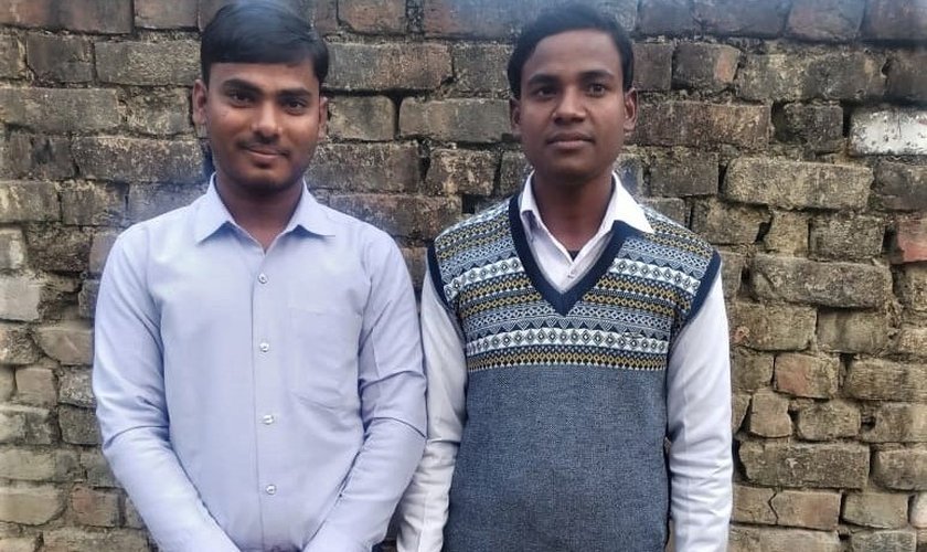 Os pastores Om Prakash (à esquerda) e Ajay Kumar enfrentam acusações infundadas em Uttar Pradesh, na Índia.