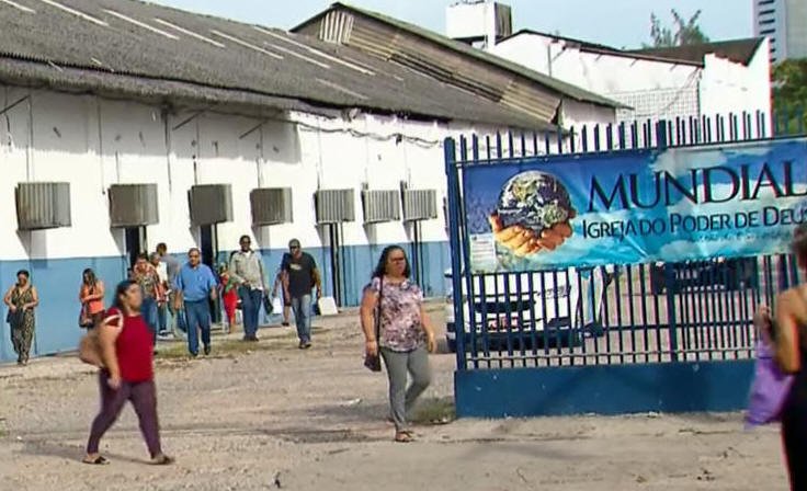 Igreja Mundial em Recife com movimentação de fiéis em meio ao decreto de proibição de aglomeração por causa do coronavírus.