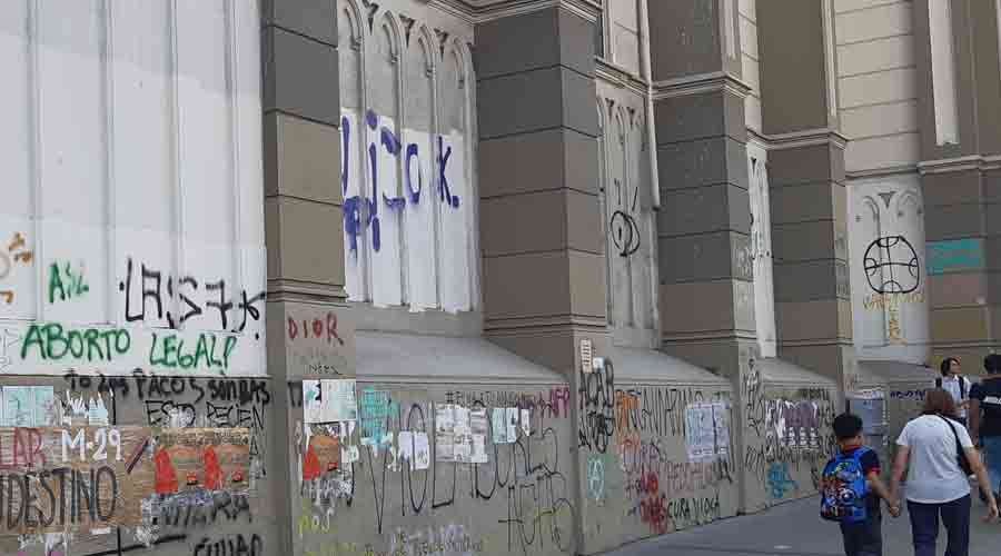 Igreja pichada por feministas (Foto: ACI Prensa)