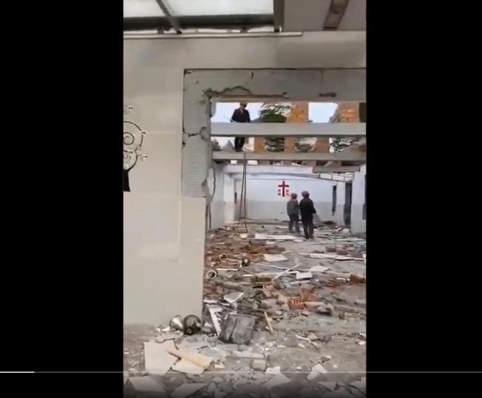 Igreja sendo demolida na China