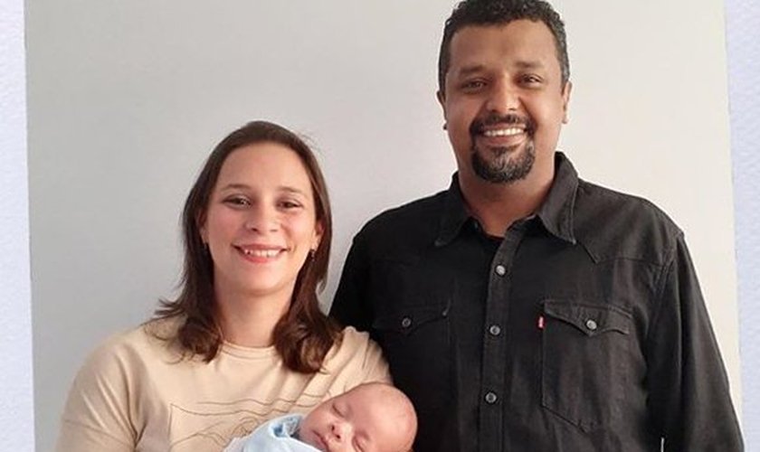 Ariana e Leonardo Werneck seguram nos braços o recém-nascido Emílio. (Foto: CEIZS)