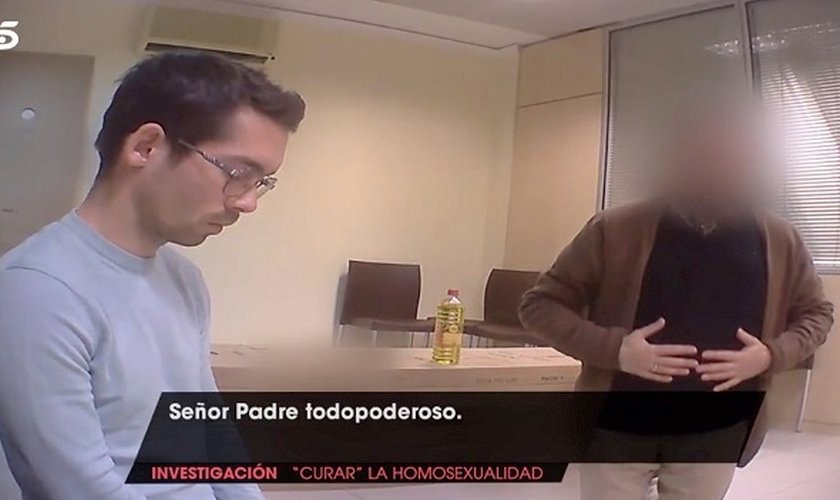 Jornalistas do canal espanhol Telecinco, usam câmera escondida contra um pastor evangélico. (Foto: Reprodução/Telecinco)