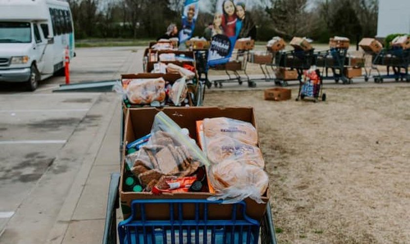 Igreja nos EUA está se mobilizando para alimentar famílias que perderam renda. (Foto: Victory Church)