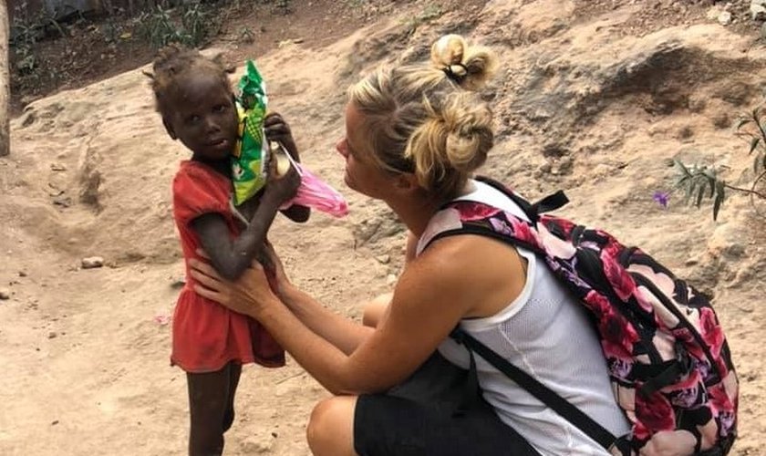 Missionária Lindsay Anderson com uma criança no Haiti (Imagem: Cortesia Lindsay / HSMS Haiti Anderson)